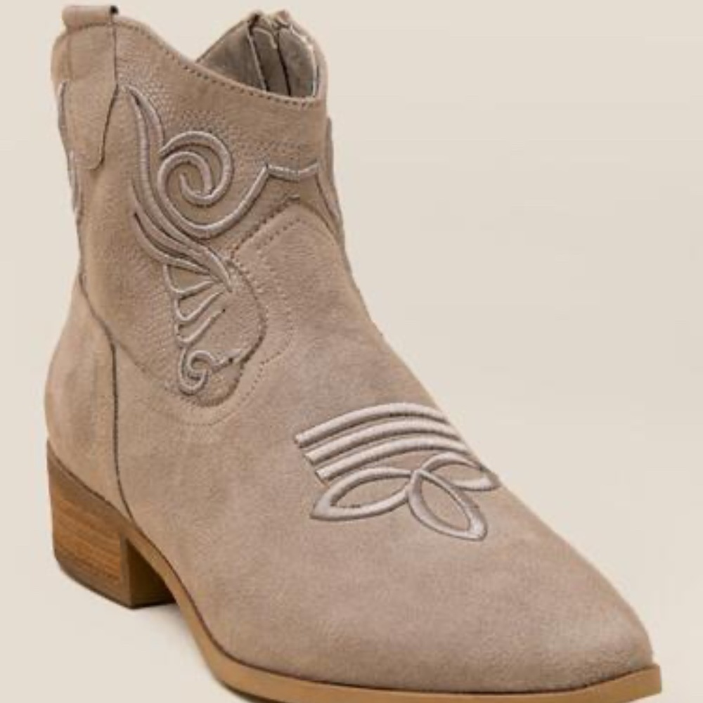 NWOT XOXO Fenton Western Taupe/Tan Ankle Boot
